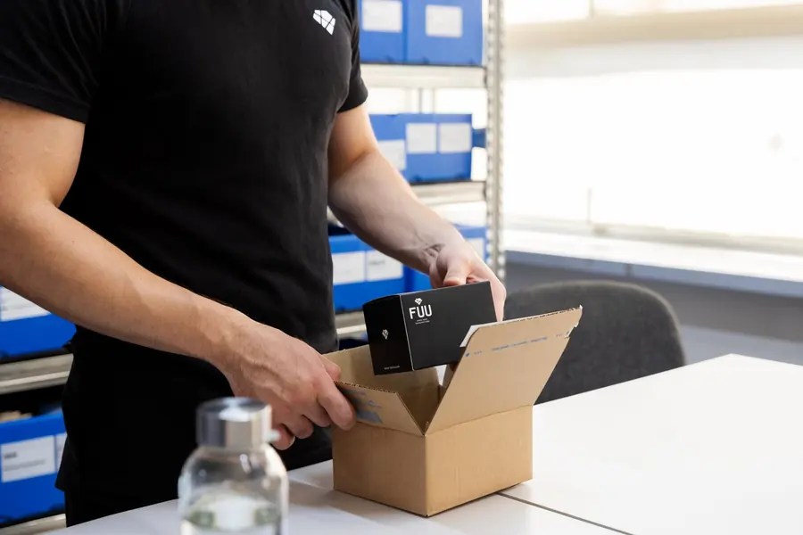 Préparation de colis dans un espace logistique